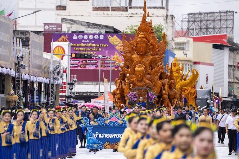 Foto de archivo tomada el 29 de julio de 2026 de grandes carrozas con figuras de animales míticos y símbolos del budismo se exhiben durante el Festival de las Velas de Ubon Ratchathani. 