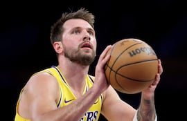 Luka Doncic brindó el triunfo de los Lakers ante los Nuggets.