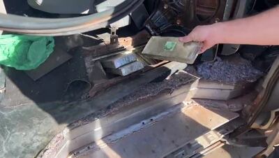 La droga estaba oculta en el doble fondo del vehículo.