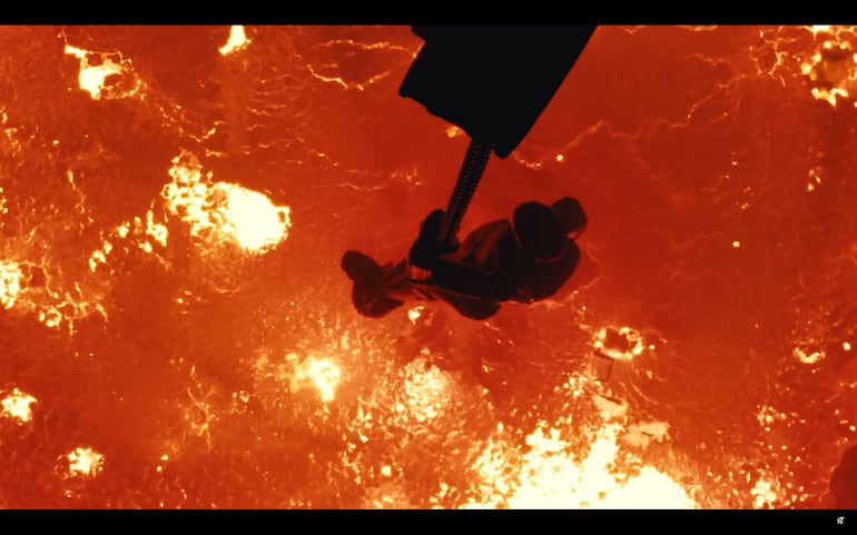 Captura del video promocional de Figure en X, en el que se muestra a los robots humanoides F.02 autodestruirse en una caldera, ante la atenta mirada de Arnold Schwarzenegger.