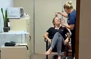 Funcionarias judiciales de San Lorenzo en un momento de relax, mientras una víctima de violencia clamaba por atención en la Oficina de Atención Permanente de Atención a Víctimas de Violencia de Central.