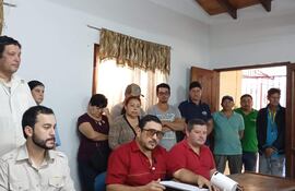 El intendente Gustavo Penayo (ANR), segundo desde la izquierda, informó sobre el hallazgo de oro en Caapucú.