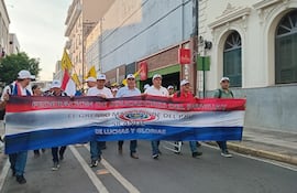 Docentes congregados en la Plaza de Armas marchan con dirección a la plaza Uruguaya.