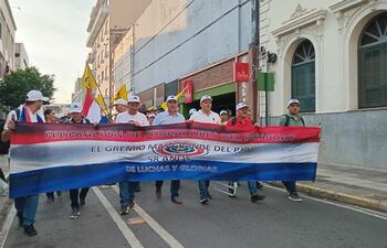 Docentes congregados en la Plaza de Armas marchan con dirección a la plaza Uruguaya.
