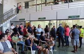 Largas filas en la Municipalidad de Lambaré para renovación de documentos vehiculares.