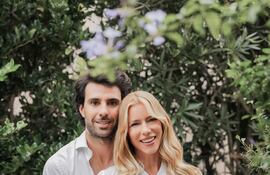 Nicole Neumann y Manu Urcera aguardaban felices a Cruz. Hoy, ya lo tienen en sus brazos.