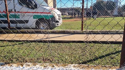 Furgoneta blanca del Ministerio de Justicia y grupo de personas conversando en un ambiente exterior.