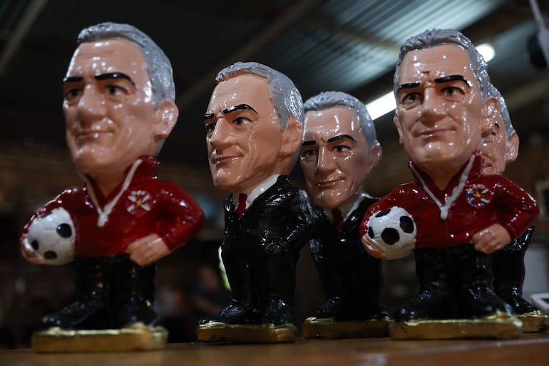 Varias figuras en cerámica con la imagen de Gustavo Alfaro.