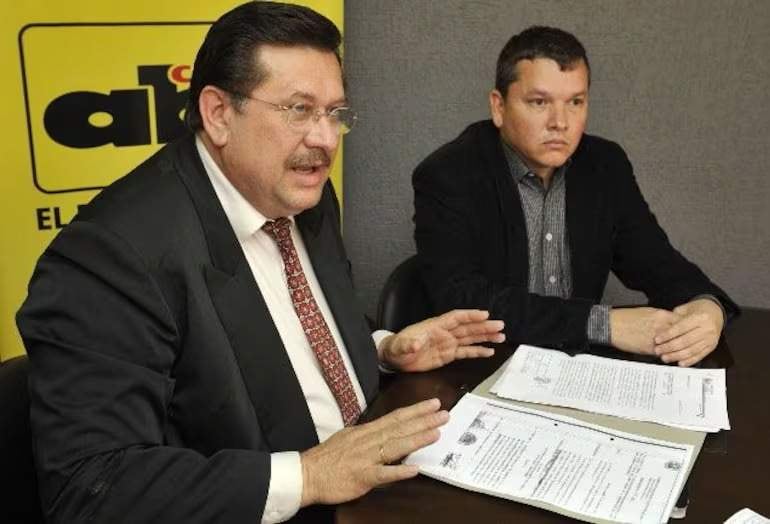 Alejandrino Acuña, exrector de la Universidad Sudamericana, en compañía del abogado Rolando Stanley, defendiendo la gestión de la institución en la redacción de ABC, el 28 de agosto del 2014.