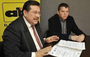 Alejandrino Acuña, exrector de la Universidad Sudamericana, en compañía del abogado Rolando Stanley, defendiendo la gestión de la institución en la redacción de ABC, el 28 de agosto del 2014.