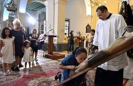 Momento de la adoración de la imagen de Jesús en el madero.