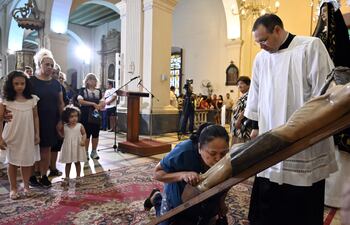 Momento de la adoración de la imagen de Jesús en el madero.