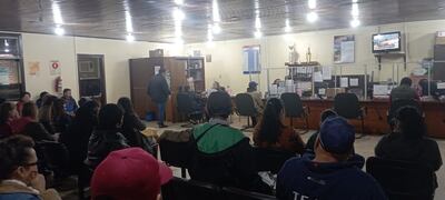 Una importante concurrencia de usuarios se presentaron este lunes en la ANDE, sede de Caacupé para quejarse por la sobrefacturación.