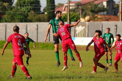 El zaguero de Pinozá, José Salgado se impone en las alturas ante Gabriel Giménez. (Foto: APF)