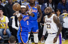 Oklahoma City Thunder dio otro golpe de autoridad en los playoffs de la NBA al vencer con contundencia 131-108 a Los Angeles Lakers en el Crypto.com Arena, colocándose 3-0 arriba en la serie y quedando a un solo triunfo de asegurar su pase a las finales del Oeste. Los de Shai Gilgeous-Alexander son ampliamente superiores ante el elenco de LeBron James.