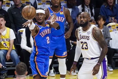 Oklahoma City Thunder dio otro golpe de autoridad en los playoffs de la NBA al vencer con contundencia 131-108 a Los Angeles Lakers en el Crypto.com Arena, colocándose 3-0 arriba en la serie y quedando a un solo triunfo de asegurar su pase a las finales del Oeste. Los de Shai Gilgeous-Alexander son ampliamente superiores ante el elenco de LeBron James.