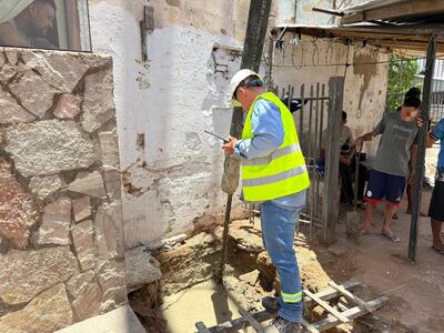 Obreros cierran el túnel encontrado en la Penitenciaría de Tacumbú.