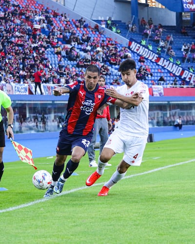 El capitán de Cerro Porteño, Víctor Gustavo Velázquez intenta superar la marca del lateral izquierdo de General Caballero Gabriel Molinas.