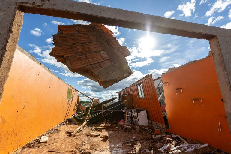 Edificaciones destruidas por un tornado en Rio Bonito do Iguaçu (Brasil). 