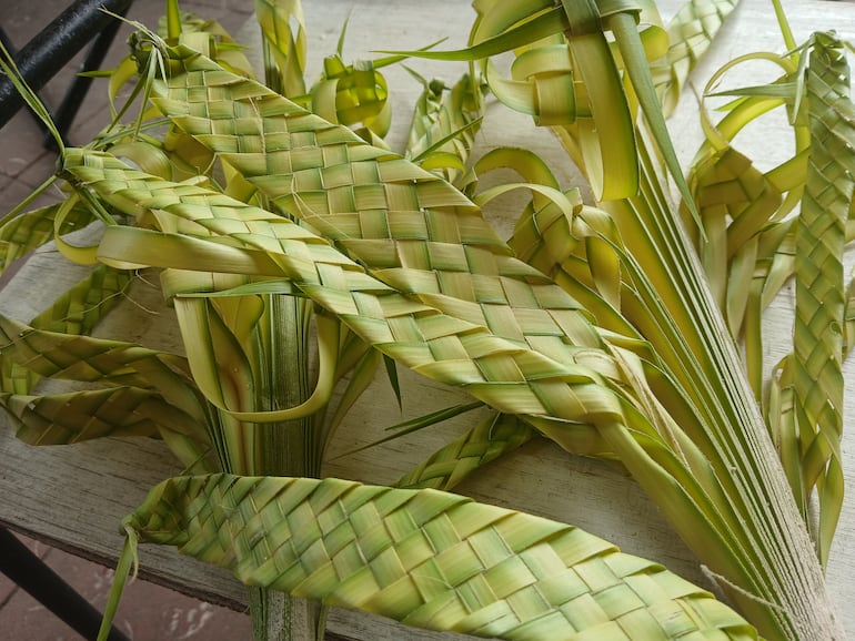 Excelente trenzado de las hojas del karanda`y por artesanas Ishir o Chamacocos.