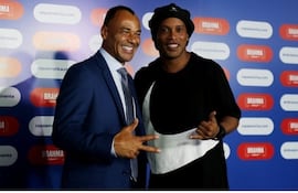 Cafú y Ronaldinho, dos campeones del mundo que estarán en el partido benéfico.