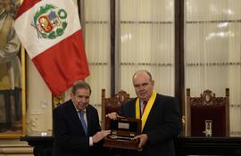El líder antichavista Edmundo González Urrutia (d) recibe la llave de la ciudad de Lima por parte del alcalde de Lima, Rafael López Aliaga, este miércoles, en la municipalidad de Lima (Perú).