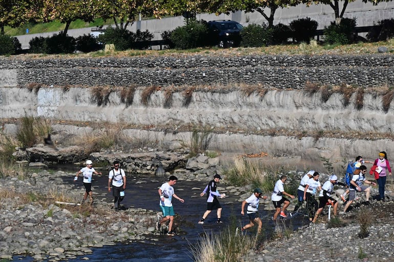 Corredores participan en una carrera a lo largo de las riberas del río Mapocho en Santiago el 17 de mayo de 2026.