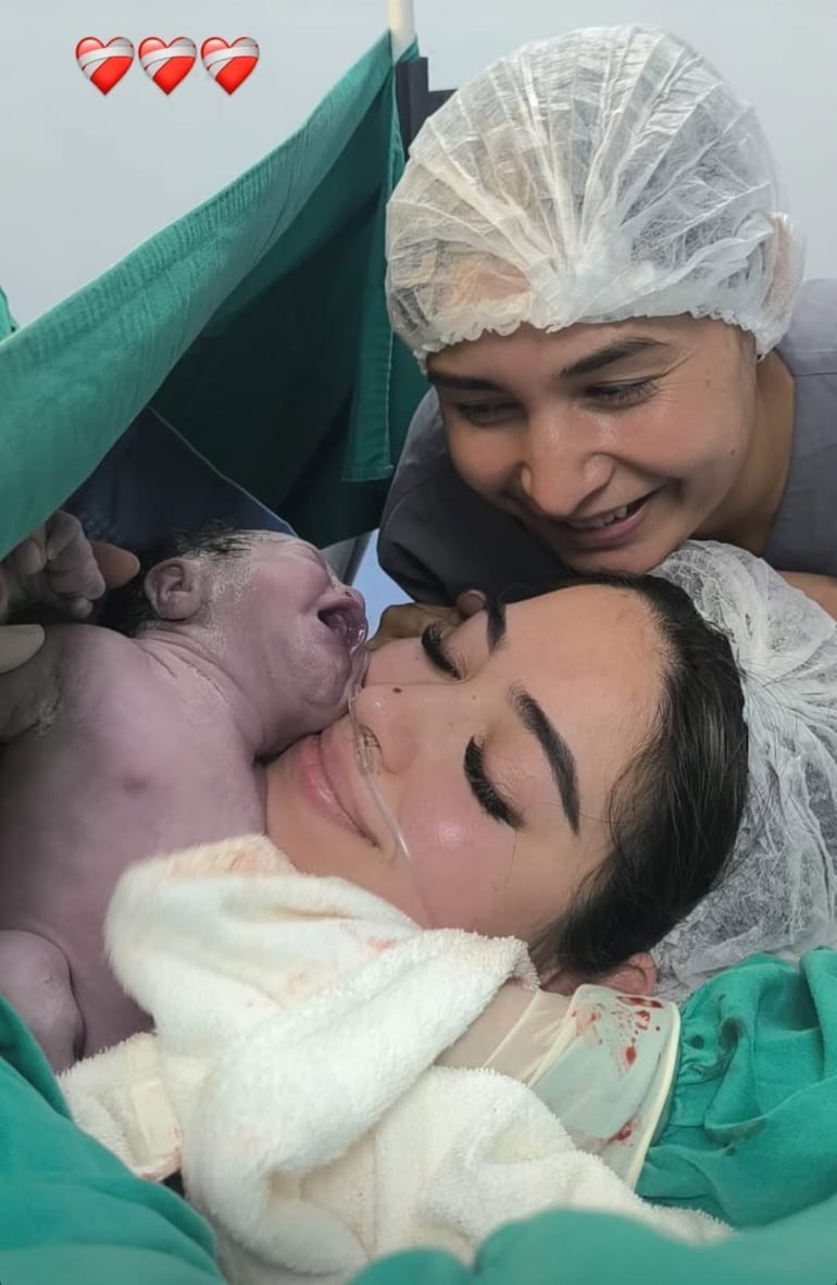 Una imagen llena de amor. Enso González y Liz Quintana con la recién nacida Lila Juliette. (Captura de la historia de Instagram de Enso González)