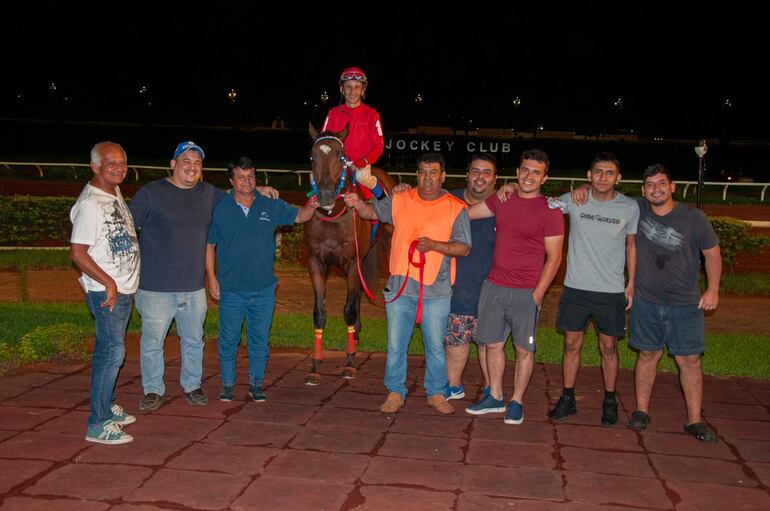 Never Again posa con la gente del stud Don Romelio. Fue uno de los “golpes” de la última reunión.