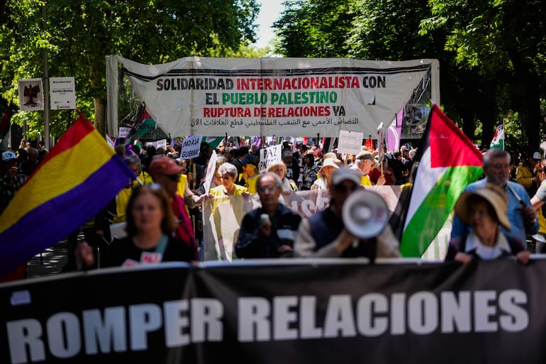 MADRID (ESPAÑA), 17/05/2026.- Vista de la manifestación convocada este domingo por diversas asociaciones por Palestina en Madrid para exigir un "embargo integral" de armas a Israel y la ruptura de todas las relaciones con ese país. EFE/ Borja Sanchez-Trillo