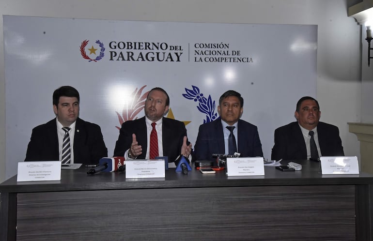 Ricardo Gavilán, director de Investigación; Eduardo Barros, presidente de la Conacom; Rolando Díaz y Eduardo González, miembros del directorio de la Conacom.