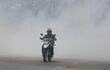Un hombre en motocicleta transita por una avenida cubierta de humo, este martes en Tegucigalpa (Honduras).