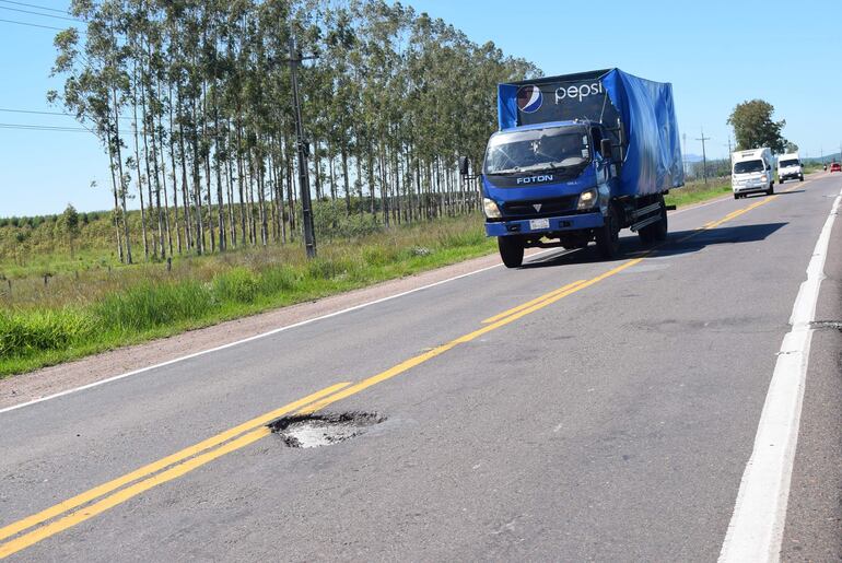 La Ruta PY01, minada de peligrosos baches.