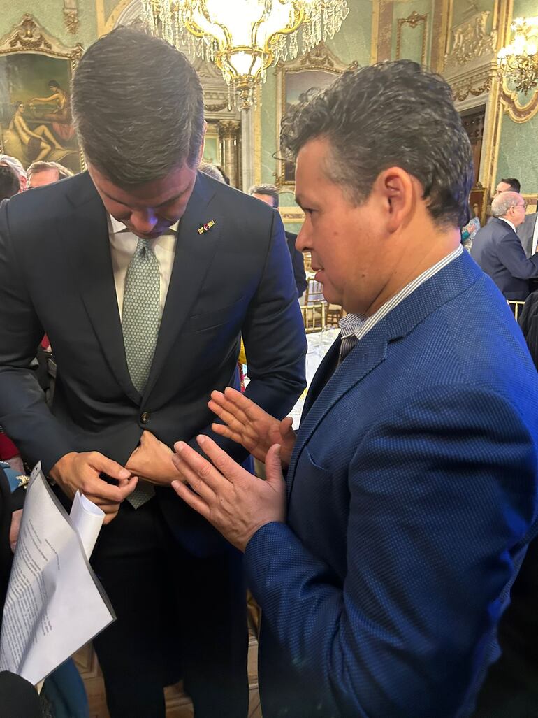 El presidente Santiago Peña y el vicepresidente de la asociación Japayke Paraguay, Héctor Leiva.