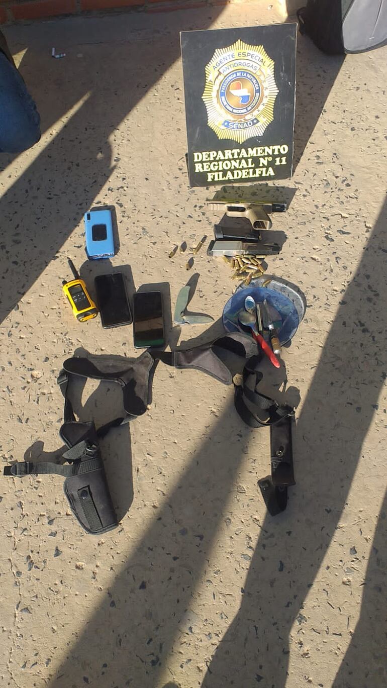 Parte de lo incautado en el procedimiento hecho en Filadelfia. Municiones, un arma calibre 9mm y estupefacientes están entre las evidencias.