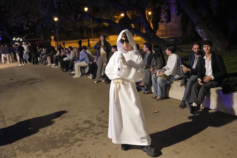 Seguidores de Rosalía durante un listening party celebrado en el marco del lanzamiento de "LUX".