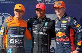 Lewis Hamilton (centro), Max Verstappen (der.) y Lando Norris, el 1,2,3 de la clasificación ayer.