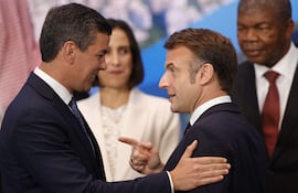 El presidente Santiago Peña (izq.) conversa con su homólogo de Francia, Emmanuel Macron, a fines de 2024, en Río de Janeiro. EFE/ Andre Coelho.