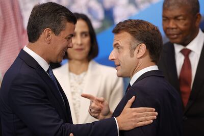 El presidente de Paraguay Santiago Peña (i) y el presidente de Francia Emmanuel Macron. (archivo)