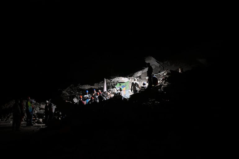 La búsqueda de sobrevivientes continuaba entrada la noche hoy en Caraballeda.