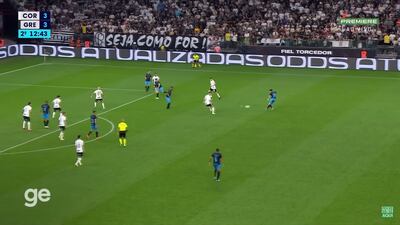 El paraguayo Mathías Villasanti, jugador de Gremio de Porto Alegre, asiste para el gol de Luis Suárez.