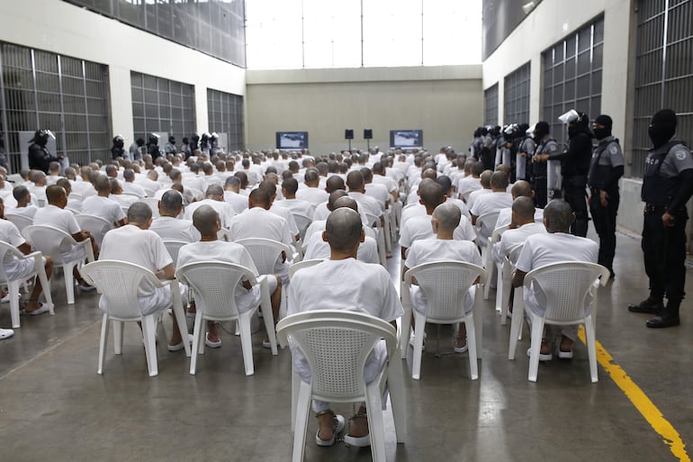  Presuntos integrantes de la Mara Salvatrucha (MS13), recluidos en el Centro de Confinamiento del Terrorismo (CECOT), asisten a una audiencia virtual, en Tecoluca (El Salvador). 
