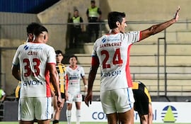Roque Santa Cruz (24), futbolista de Nacional, festeja un gol en el partido frente a Guaraní por la fecha 8 del torneo Apertura 2026 de la Primera División de Paraguay en el estadio Arsenio Erico, en Asunción, Paraguay.