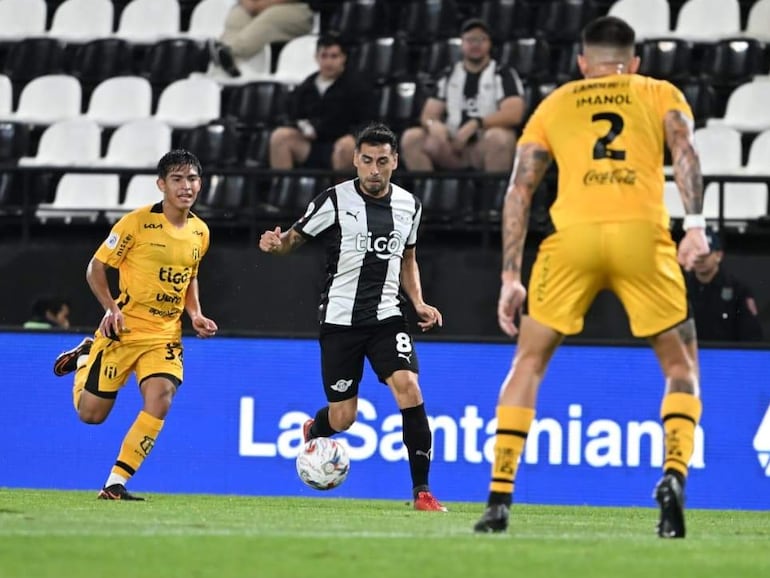 Federico Carrizo, jugador de Libertad, disputa el balón en un partido frente a Guaraní por la fecha 13 del torneo Clausura 2026 de la Primera División de Paraguay en el estadio La Huerta, en Asunción, Paraguay.