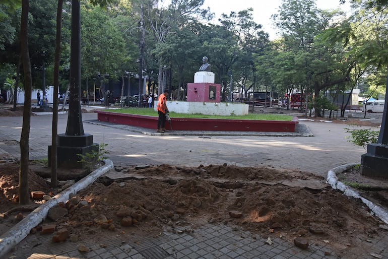 Obreros trabajando en la revitalización de la plaza O'Leary en Asuncion.