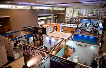 Diversos stands de empresas en la feria CONSTRUTECNIA 2026, iluminado y moderno, con carteles de OZOX, LINDEN y PROETI.