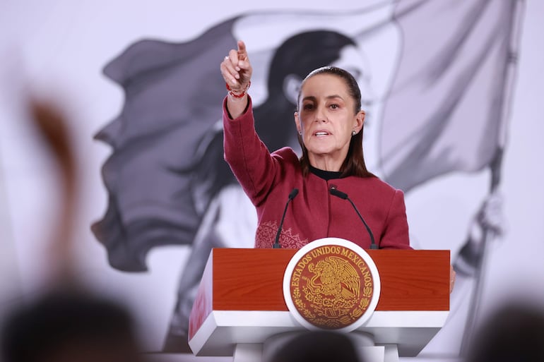 La presidenta de México, Claudia Sheinbaum, habla durante una rueda de prensa este lunes en el Palacio Nacional de la Ciudad de México (México). Sheinbaum rechazó las acusaciones del mandatario argentino, Javier Milei, quien aseguró que el Gobierno mexicano participó en una supuesta campaña en redes sociales contra Argentina durante el Mundial de 2026, y reiteró que su administración mantiene una política de respeto a la autodeterminación de los pueblos. 