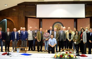 La nueva directiva de la Feprinco, bajo el liderazgo del Dr. Pedro Galli, en su primera sesión, en el salón Germán Ruiz, de la Asociación Rural del Paraguay.