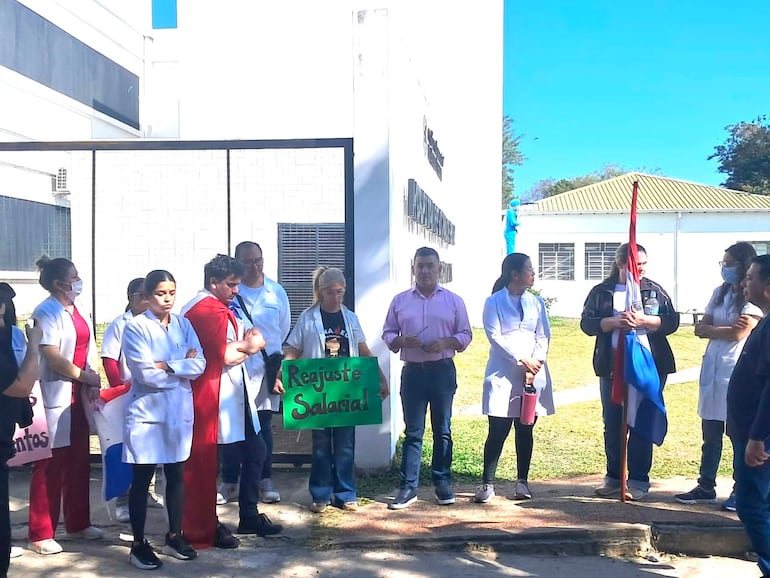 El diputado nacional Diosnel Aguilera (PLRA) llegó hasta el Hospital Regional de Pilar para solidarizarse con los médicos movilizados.