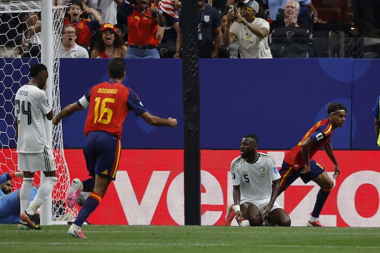 Lamine Yamal festeja su gol, el primer de España contra Arabia Saudí.
